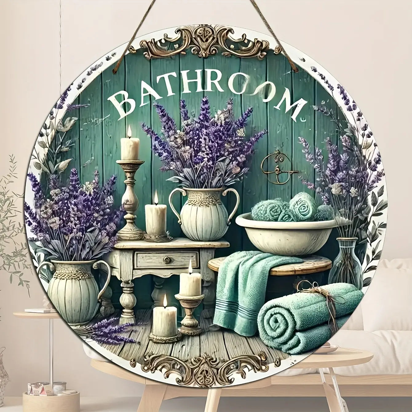 panneau mural de salle de bains circulaire en bois, décoration de lavande, avec un fond en bois turquoise, présentant des compositions de lavande violette dans des vases au style vintage et des bougies de couleur crème sur des présentoirs ornés.