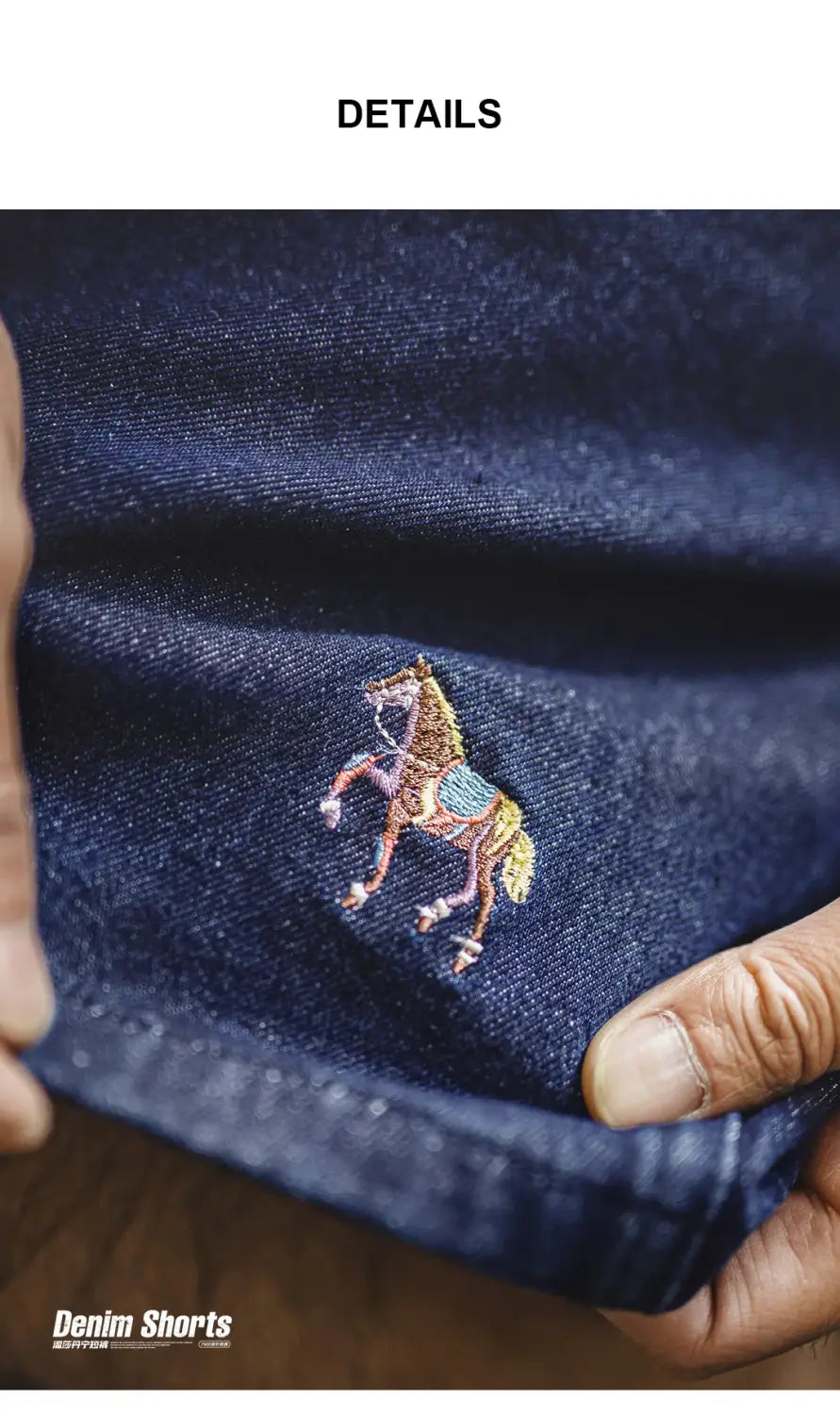 Eine detaillierte, bestickte Pferdepatch in mehrfarbigem Garn auf dunkelblauen, vintage bestickten Jeansshorts für Herren.