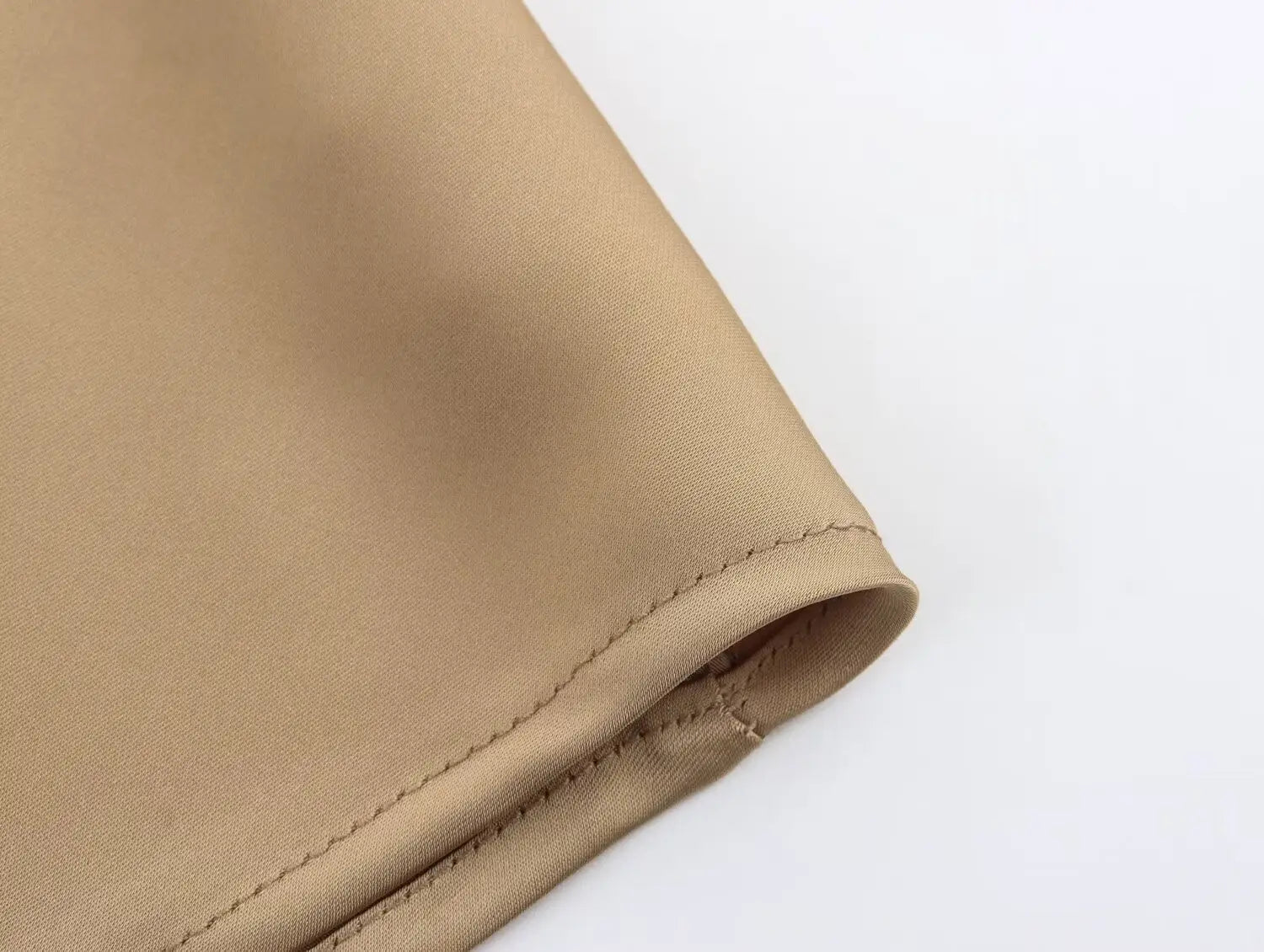 Jupe midi en satin beige, à taille haute et design long élégant, avec une couture assortie soignée le long du bord replié