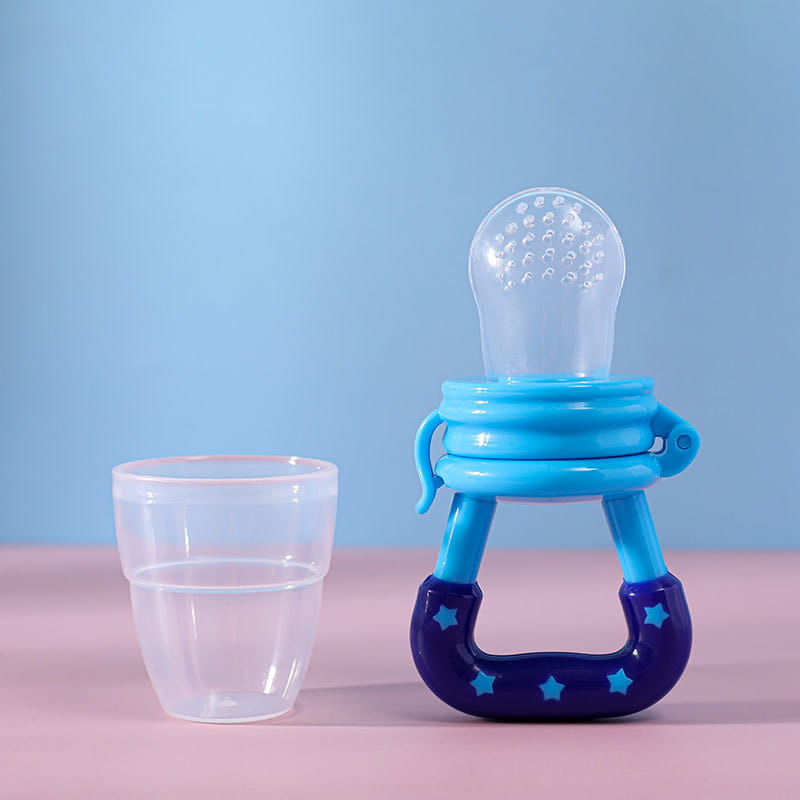 Blauer und violetter Silikon-Babysortiment für Obstmahlzeiten und Beißlöffel mit Sternmustern am Griff, hergestellt für sicheres Füttern und Zahnen.
