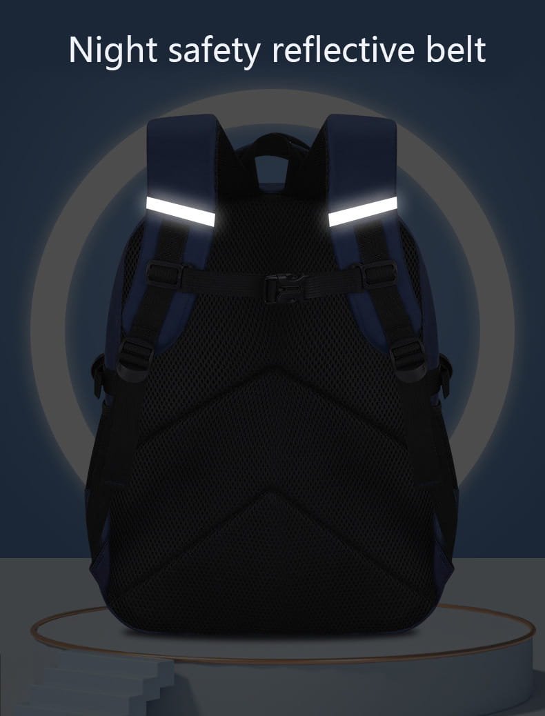 Schwarzer und navyblauer Jungen-Astronauten-Schulrucksack aus wasserabweisendem Material mit reflektierenden Streifen an den Schulterträgern, von der Rückseite abgebildet.