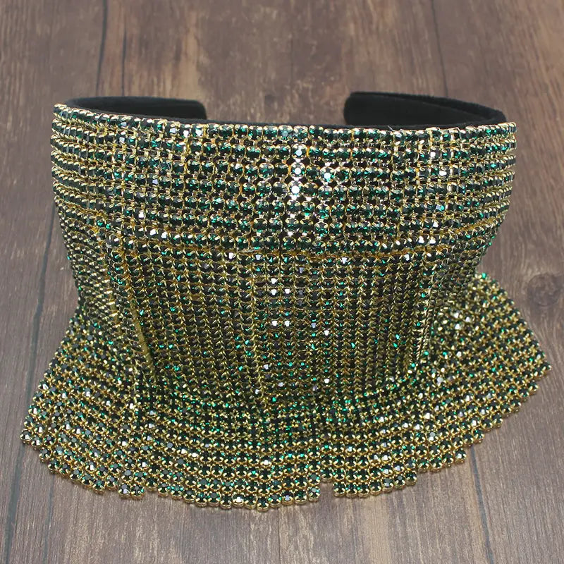 Bandeau en perles et strass élégant de type serre-tête pour cheveux de mariée, avec un motif en strass émeraude et or scintillants et une frange dégradée évasée.