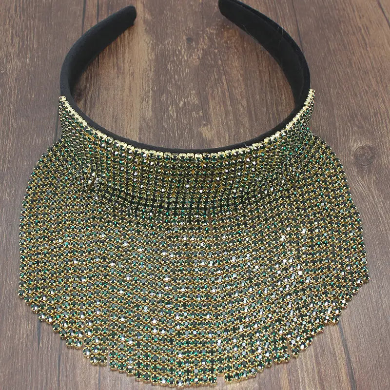 Bandeau en perles et strass orné d’embellissements en strass vert et or, avec une bande intérieure en velours noir, pour une coiffure de mariée raffinée.
