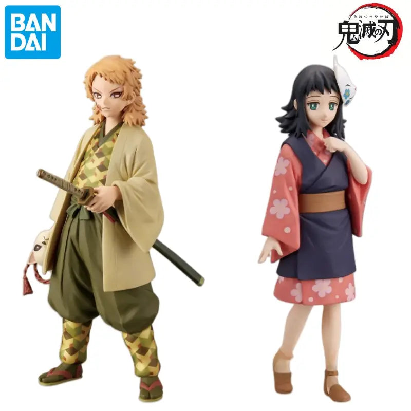 Dos figuras de acción detalladas de Sabito Makomo Tsuyuri de PVC de Demon Slayer, con un personaje masculino con vestimenta tradicional color beige y verde, con una espada, y un personaje femenino con kimono rosa y azul marino con patrones de flor de cerezo, de pie a 16 cm de altura