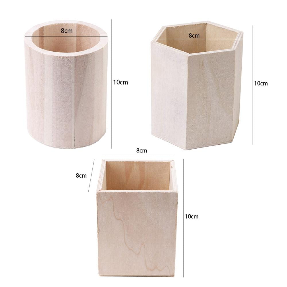Lot de trois boîtes de rangement d’organisateur de bureau pour porte-stylo en bois non fini, de formes cylindriques, hexagonales et carrées.