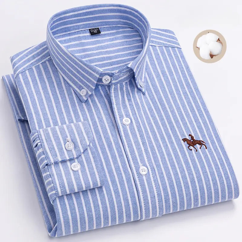 Chemise pour homme en oxford à coupe ajustée 100 % coton à rayures verticales bleu et blanc, avec un logo de cheval marron brodé sur la partie gauche de la poitrine.