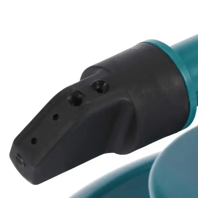 Buse en plastique noir comportant plusieurs orifices fixée au corps turquoise d’un arroseur rotatif d’extérieur à 3 bras.