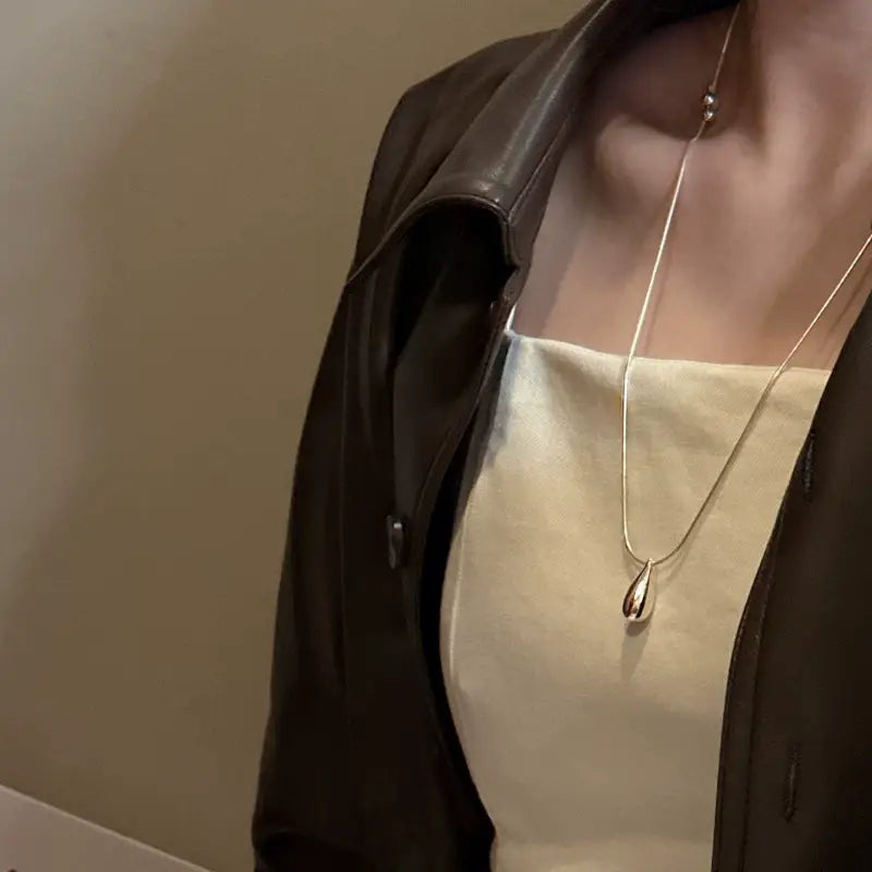 Collier pendentif goutte de larmes en argent épuré, en argent sterling, doté d’un design minimaliste adapté à la joaillerie fine.