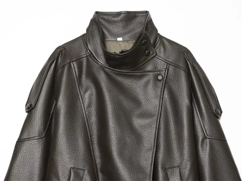 ハイカラーとスナップボタンを備えた、黒のレザーモトデザインの黒のフェイクレザーボンバージャケット。