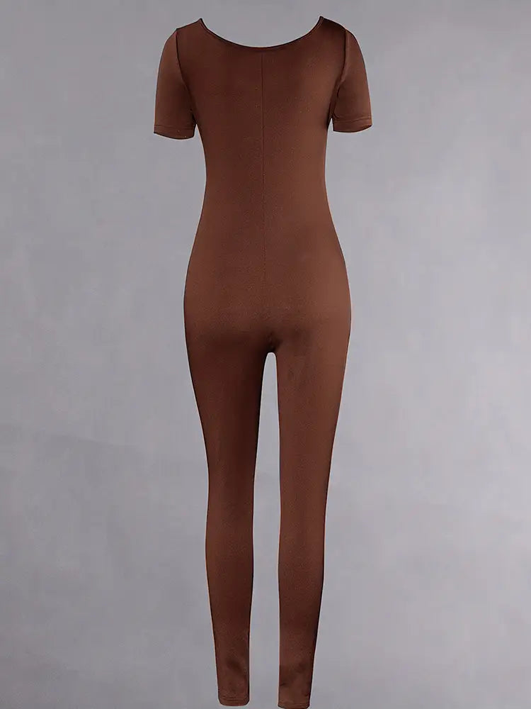 Mono jumpsuit de una sola pieza marrón, elegante y ajustado para mujer, con mangas cortas y escote redondeado, diseñado para estilo bodycon.