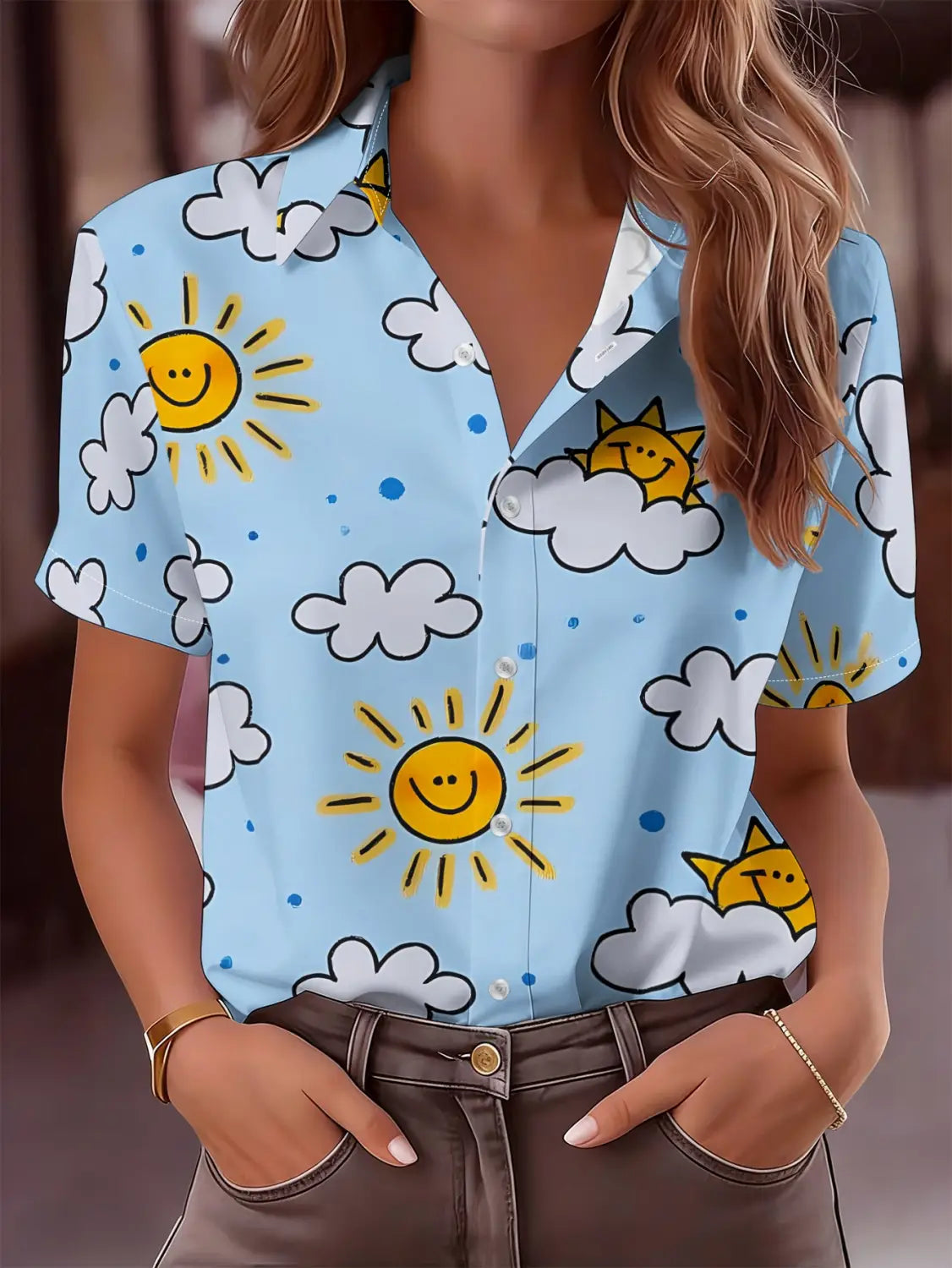 hellblaue Damen-Freizeitbluse mit kurzen Ärmeln aus Polyester, mit einem fröhlichen Muster aus lachenden gelben Sonnen und weißen Wolken.