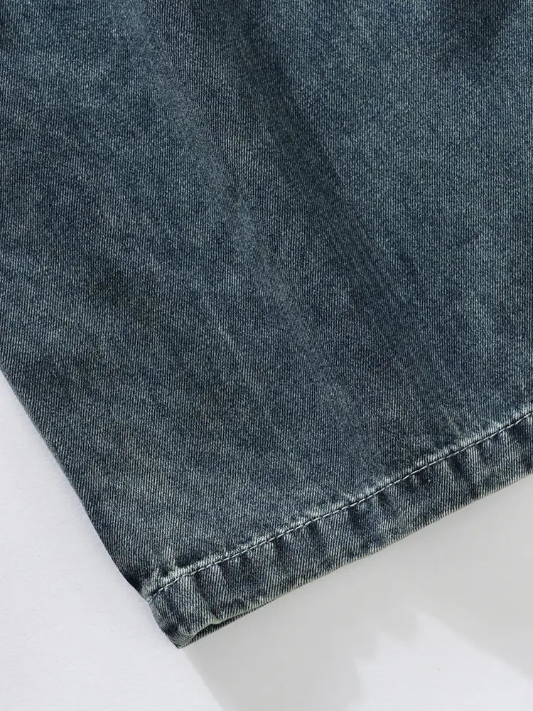 Jean cargo en denim ample pour homme, grande taille, en denim teinte foncée, avec une texture délavée subtile et ourlet soigneusement cousu.