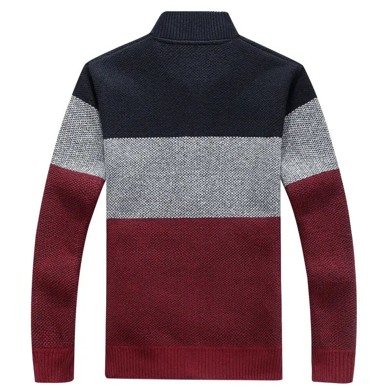 Cardigan d’hiver en maille tricotée doublé de polaire pour homme, avec un motif à contrastes de couleur intégrant des rayures horizontales bleu marine foncé, gris chiné et bordeaux.