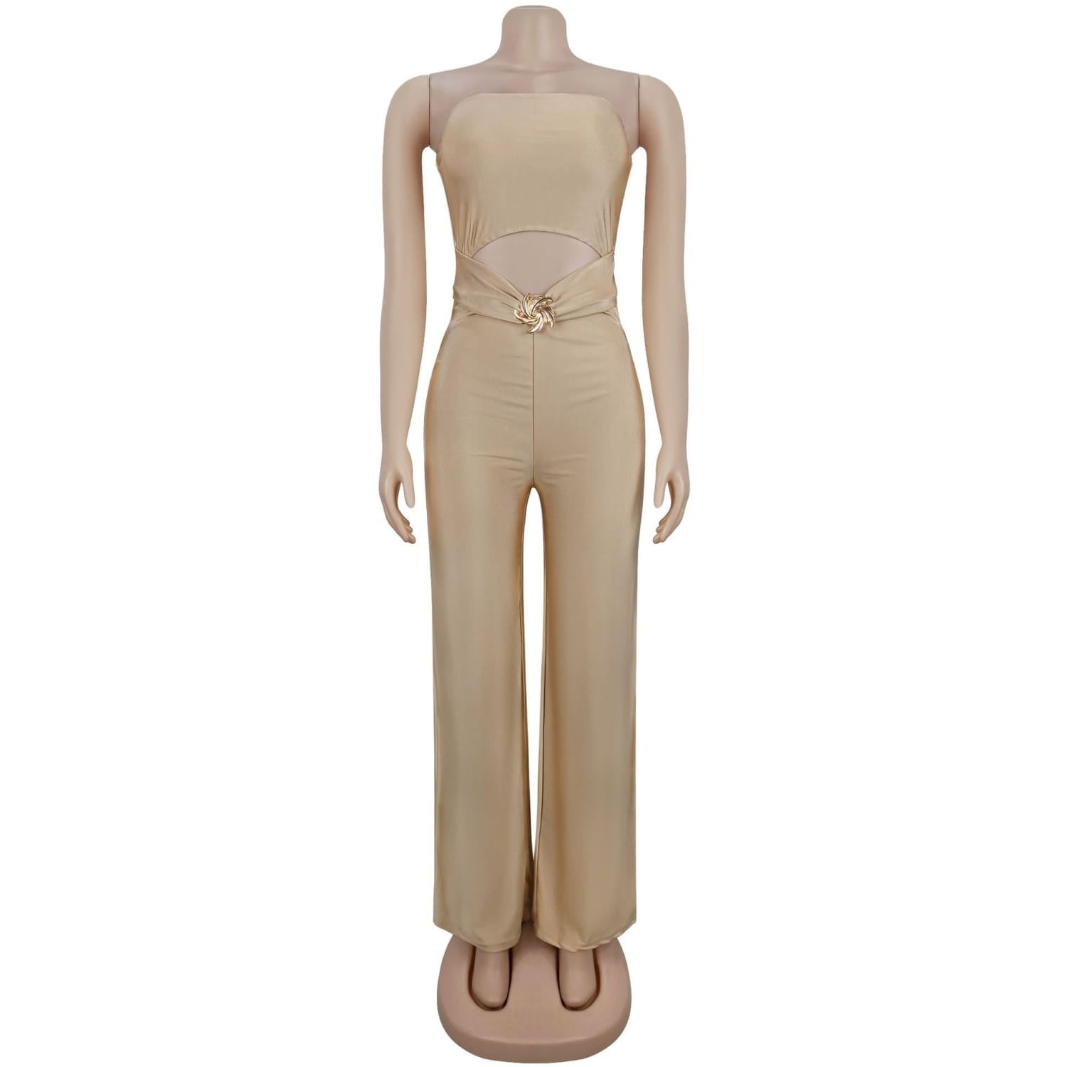 Beiger ärmelloser Satin-Jumpsuit mit Taillenausschnitt und goldfarben wirkender dekorativer Knotenlösung, mit hohem Beinschlitz und weitem Bein-Design.