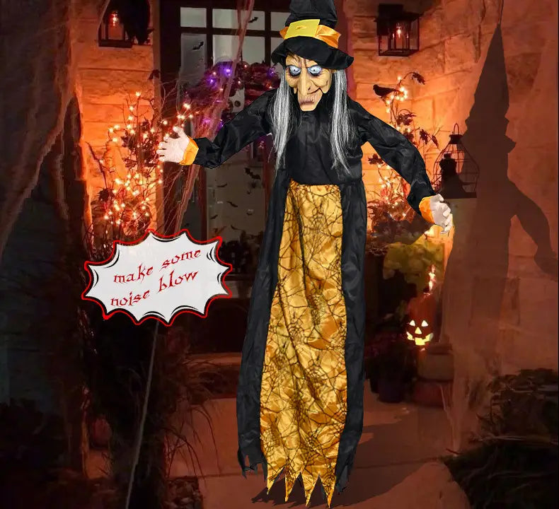 figurine animée de sorcière d’Halloween suspendue, avec un chapeau noir, de longs cheveux argentés et une robe à motifs dorés et noirs, conçue pour des jouets électriques hantés de maison hantée.