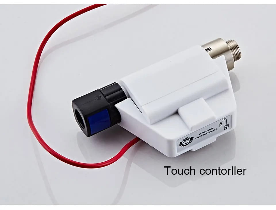Batteriekasten-Ersatzteil aus weißem Kunststoff für den Küchenarmaturensensor Touch-Steuergerät mit schwarzen und blauen Akzenten, rotem Draht und metallischen Gewindeverbindern.
