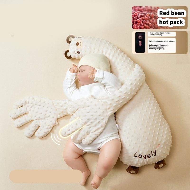 Cremefarbener, strukturierter Plüschbär als Baby-Schlafhilfe mit integriertem rotem Bohnengersten-Wärmepack und Fernbedienungsfunktion zur beruhigenden Geborgenheit.