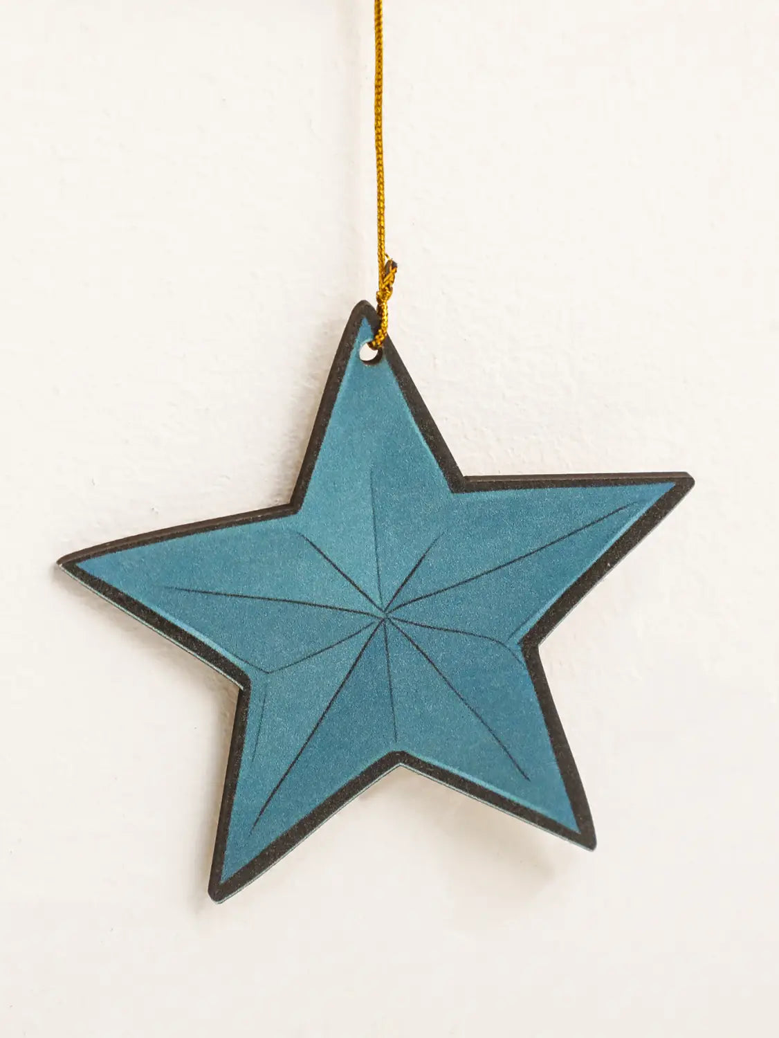Ornamento de farol de luna y estrella de decoración de pared para Ramadán islámico con forma de estrella azul, borde negro y líneas radiales sutiles, colgado de una cuerda dorada en estilo moderno.
