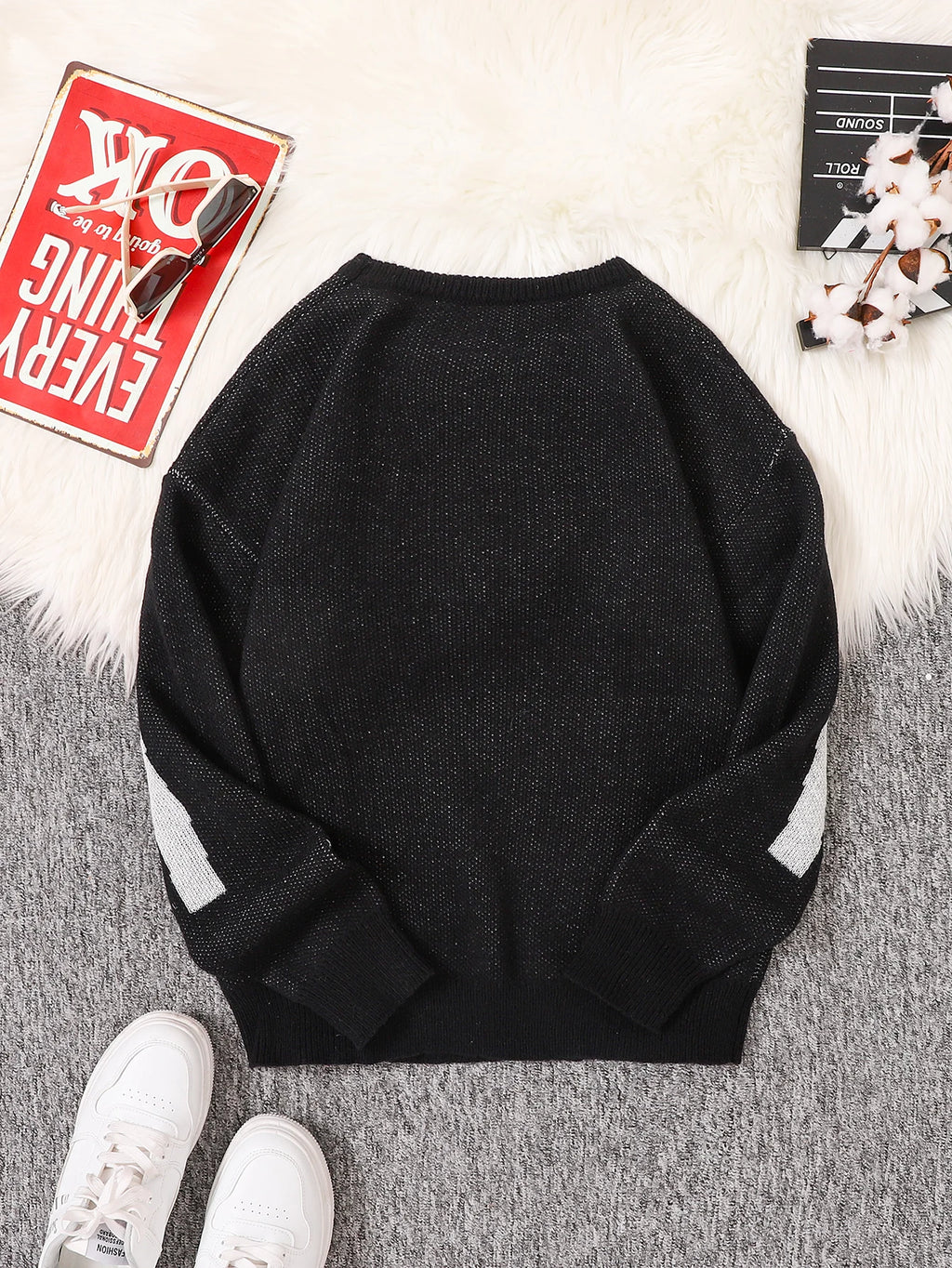 Simple Long-Sleeved Crew Neck Knit Sweater Suitable for Men, Comfortable and Stylish for Everyday Wear, a Fashionable Layering Choice for Any Season