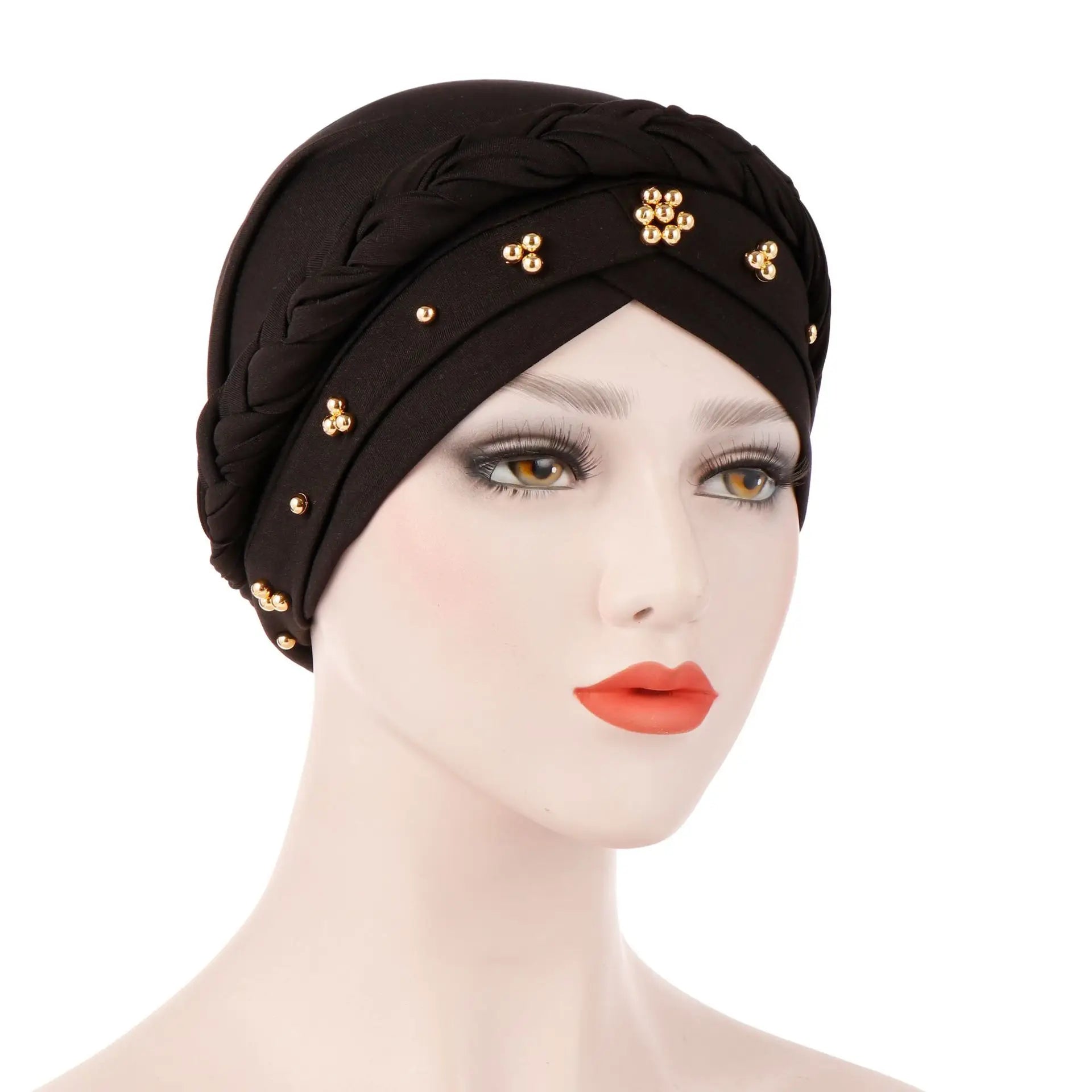 pañuelo tipo turbante de hijab modal negro con trenzado, envoltura para la cabeza, en rojo, con grupos de cuentas de tono dorado adornados en el pañuelo