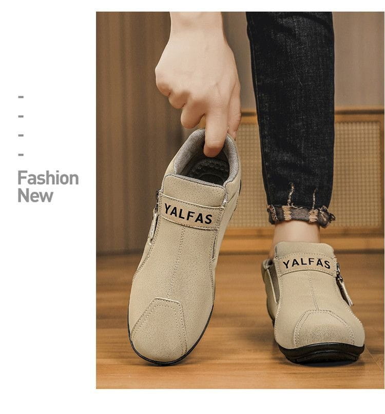 Herren-Casual-Sneaker aus beigem Wildleder zum Hineinschlüpfen mit schwarzen Gummisohlen und Yalfas-Logo an der Seite