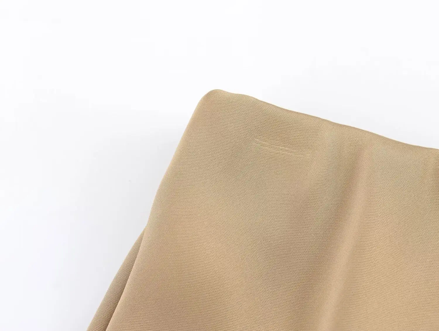 Une jupe midi en satin taupe clair, texture lisse et motif de tissage discret, avec taille haute et design long et élégant.