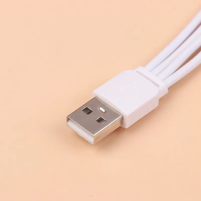 ホワイトの急速充電ケーブル「4 in 1」USB-C 20cm。メタリックなUSB-Aコネクタと、まとめられた3本の別々のホワイト配線を備えています。