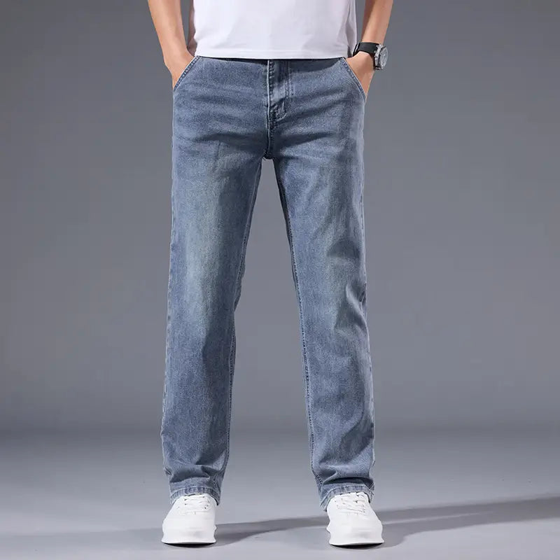 Jeans rétro délavés coupe droite ample pour hommes en denim clair, avec des surpiqûres classiques et une coupe droite.