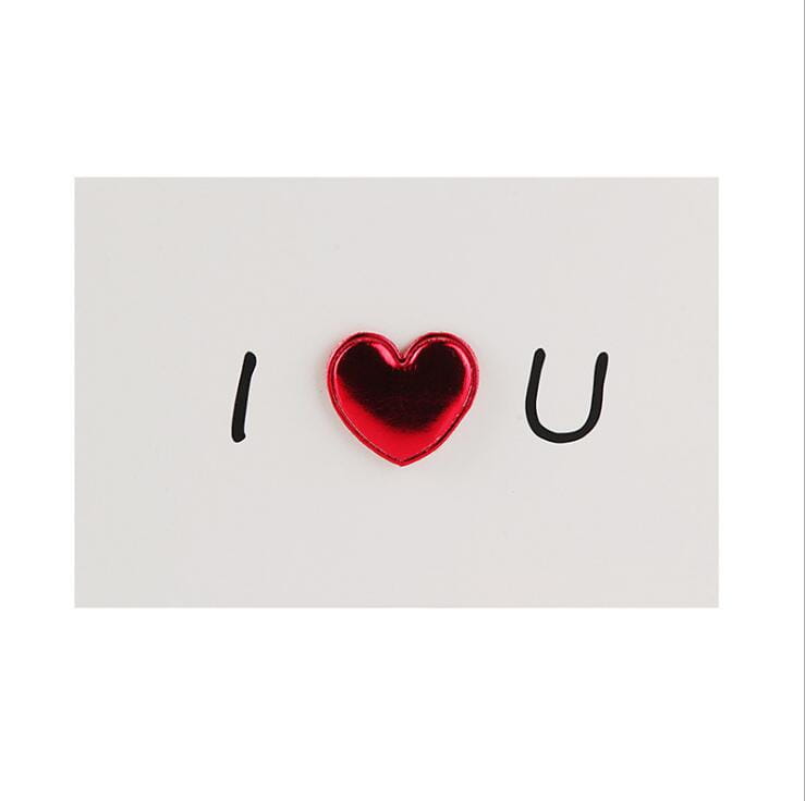 Carte de vœux de la Saint-Valentin avec cœur rouge avec un ornement métallique brillant en forme de cœur, adapté aux invitations de mariage.
