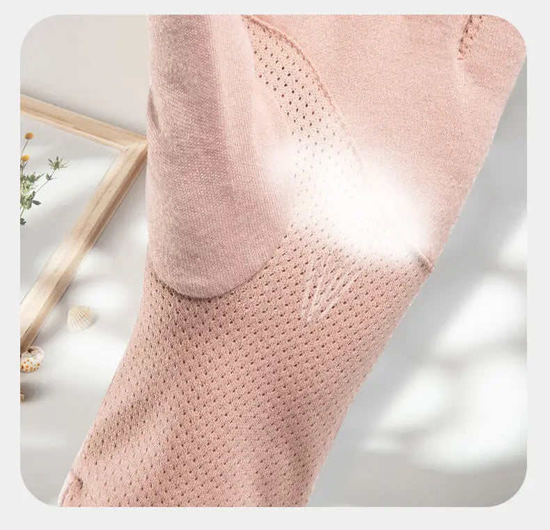 Eine weiche rosafarbene Sportsocke mit atmungsaktivem Mesh-Design und verstärktem Fersenmaterial, von der Rückseite abgebildet, zusammen mit UV-Schutz-Maniküre-Fahrhandschuhen für Damen.