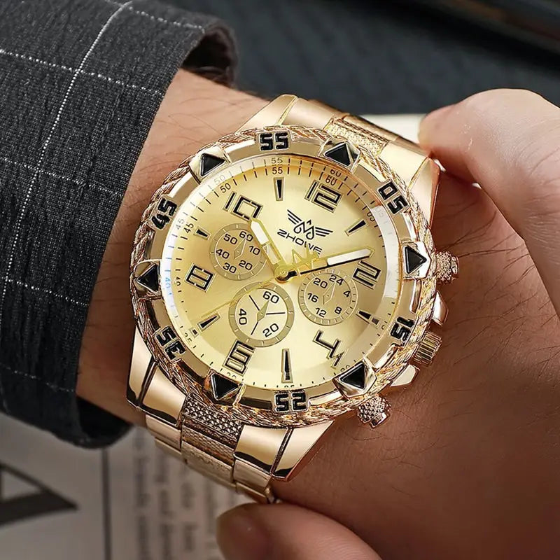 Montre à quartz à chronographe en acier inoxydable Tvk avec une finition zhouve couleur dorée, une lunette texturée et trois sous-cadrans sur le cadran.