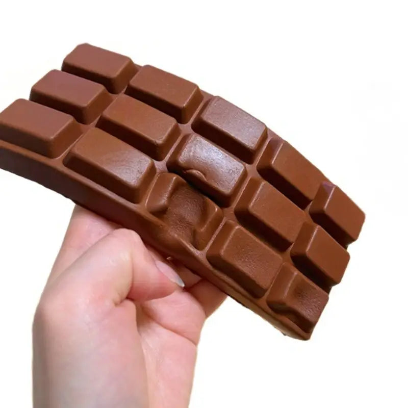 juguete exprimible flexible de silicona color chocolate marrón con un diseño segmentado tipo barra de caramelo para aliviar el estrés.