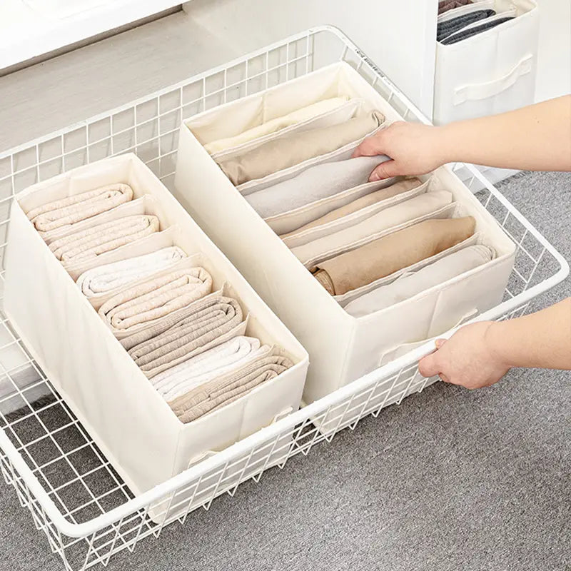 cremefarbene Stoff-Wäscheaufbewahrungsbox mit unterteilten Fächern zur übersichtlichen Aufbewahrung gefalteter Kleidungsstücke im Kleiderschrank und für Jeans.