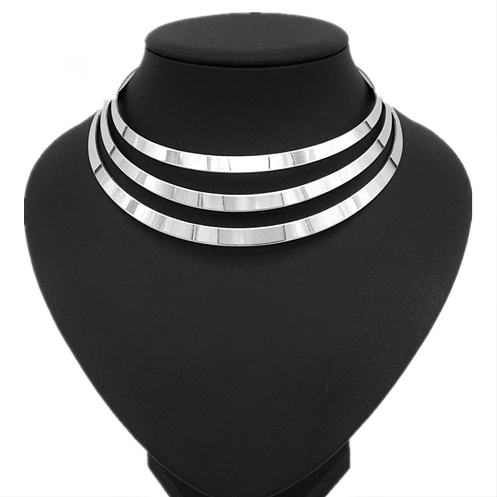 Collar tipo gargantilla plateado multicapa, con un diseño moderno y refinado que incorpora un estilo de cadena punk y acentos dorados.