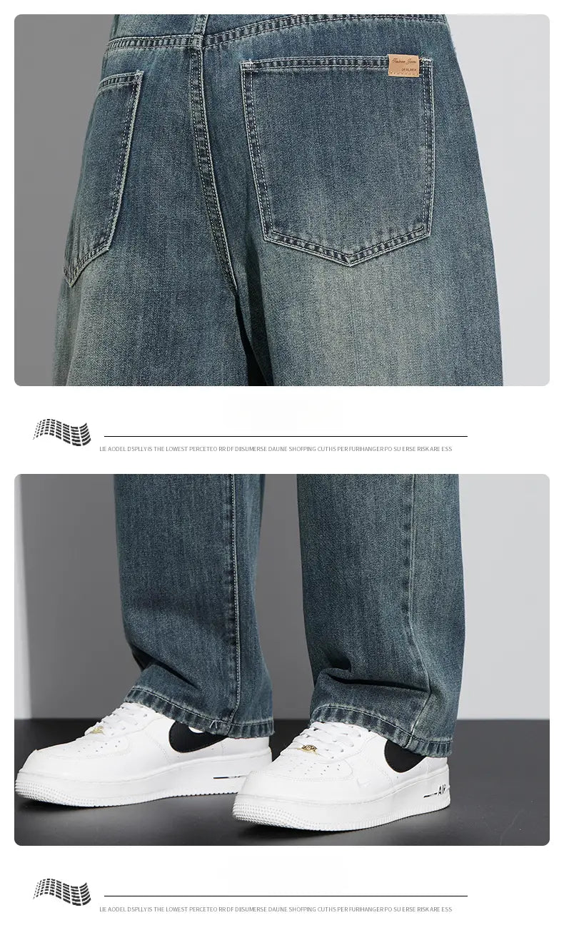 Jeans droits amples doublés de polaire pour homme en denim bleu, avec un design classique à cinq poches et un délavage subtil.