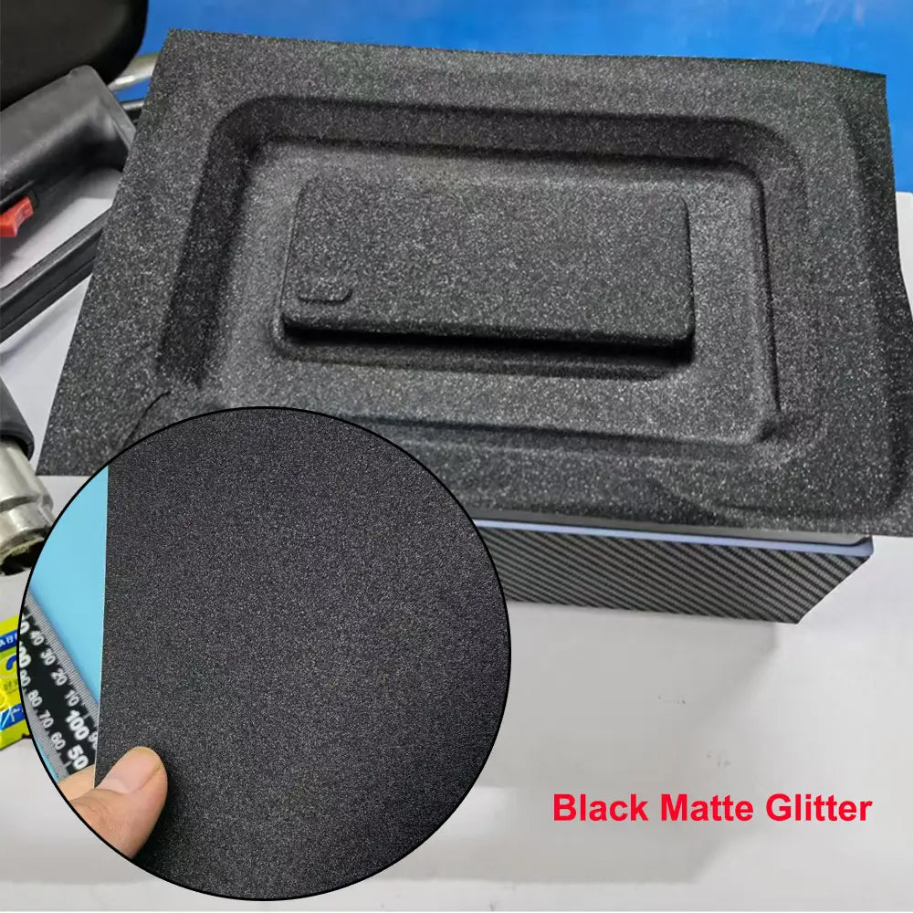Inserto de embalaje de espuma negra mate con purpurina, con superficie texturizada moteada y recorte rectangular moldeado, para una máquina de laminación al vacío de película para teléfonos móviles, con el fin de reducir el costo de envío y proteger el dispositivo.