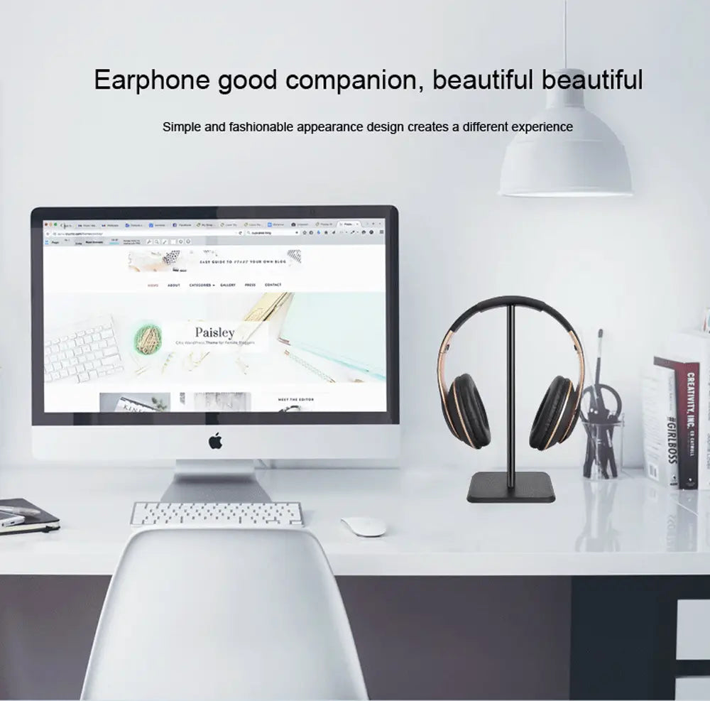 Schwarz-goldene Over-Ear-Kopfhörer, präsentiert auf einem eleganten Aluminium-Kopfhörerständer mit weicher Silikonoberseite als schwarzer Headset-Halter.