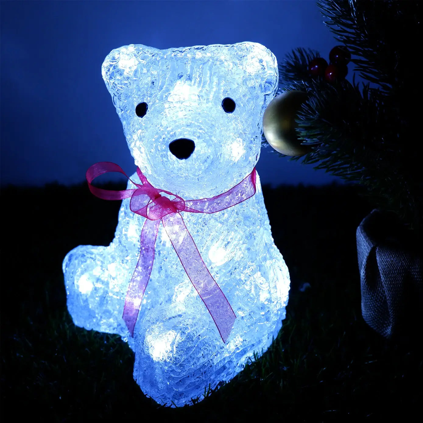 LED-Rentier-Weihnachtsornamentlicht mit einer beleuchteten blauen Bärenfigur mit strukturierter, durchscheinender Oberfläche und einer pinkfarbenen Schleife, die um seinen Hals gebunden ist.