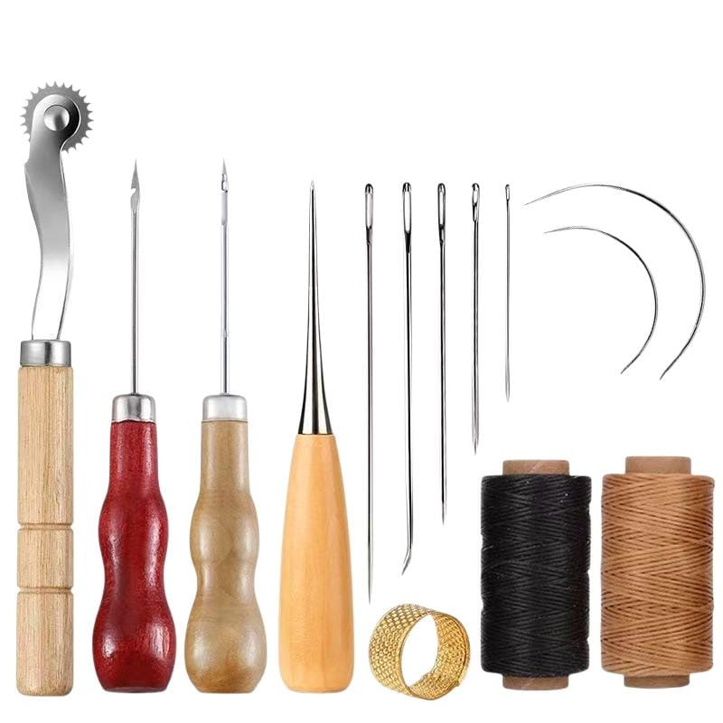 Trousse d’outils de couture en cuir à manche en bois, comprenant des outils métalliques avec des prises rouges et beige, des bobines de fil noir et brun, et un anneau de couleur dorée pour les travaux manuels DIY et les réparations.