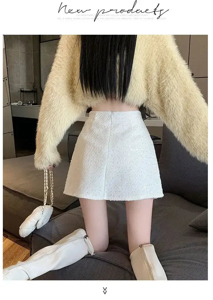 Weißer strukturierter Bouclé-Minirock mit einem rosa Bouclé-Falten-Design, geeignet für stilvolle Freizeitkleidung