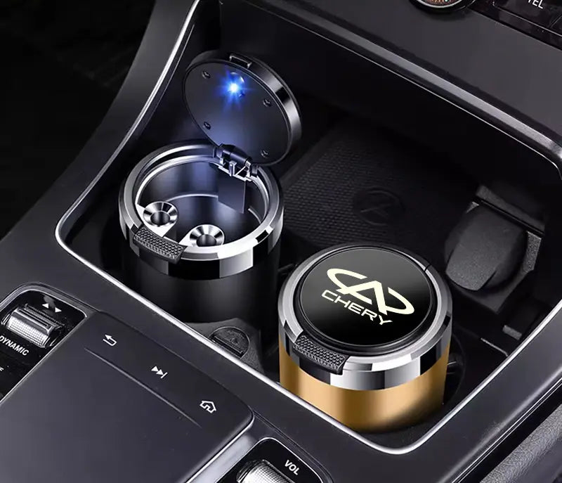 Cendrier de voiture Chery LED doré et noir, avec bordure métallique argentée et lumière LED bleue sur le couvercle, conçu pour des porte-gobelets de véhicule.