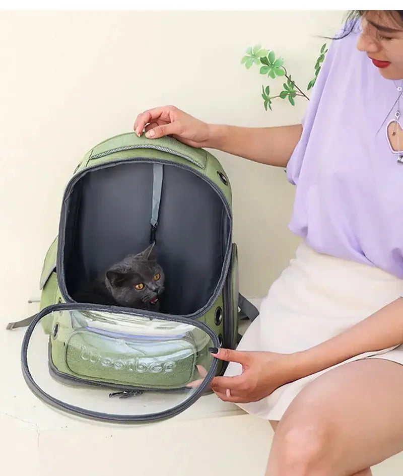 Mochila transportín para gato mascota estilo astronauta verde oliva, con panel frontal transparente e interior negro para un transporte seguro de la mascota