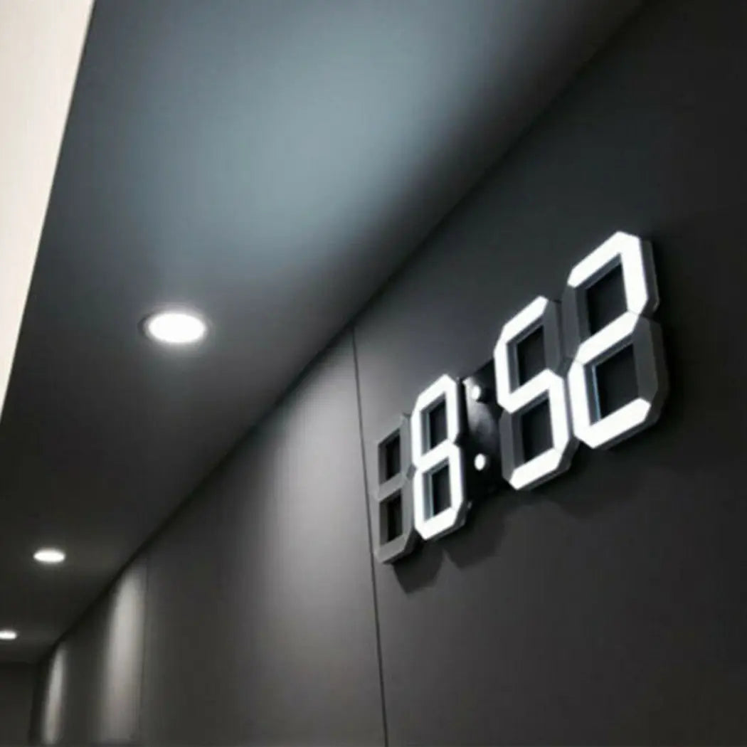 Horloge murale noire moderne avec affichage numérique des heures LED 3d monté au mur, affichant des chiffres blancs illuminés à 8 h 52.