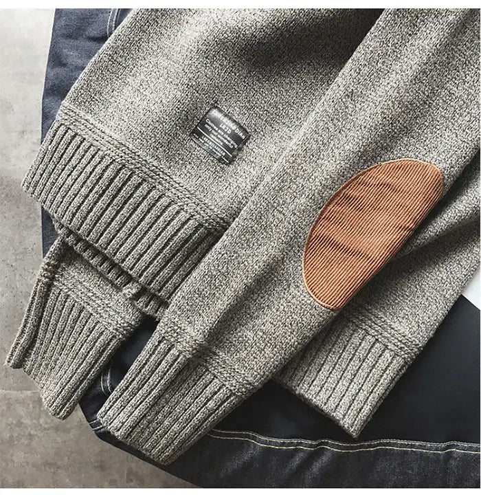 pull en laine pour homme surdimensionné en maille décontractée, en maille grise texturée, avec poignets côtelés et patch au niveau du coude en velours côtelé beige.