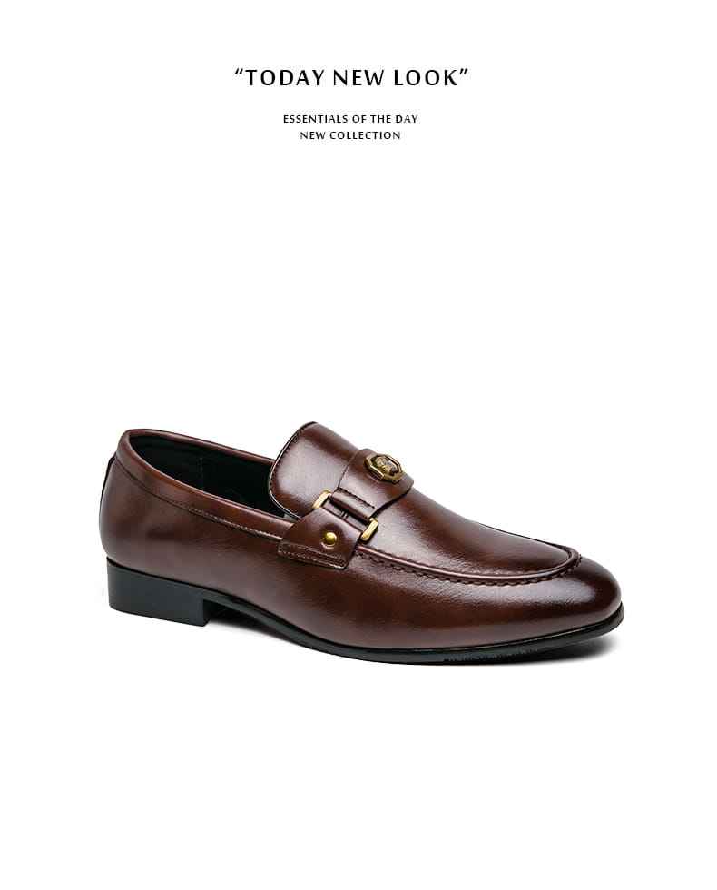Herren-Lederslipper im eleganten Stil in braunem, poliertem Leder mit goldfarbenem Schnalldetail.