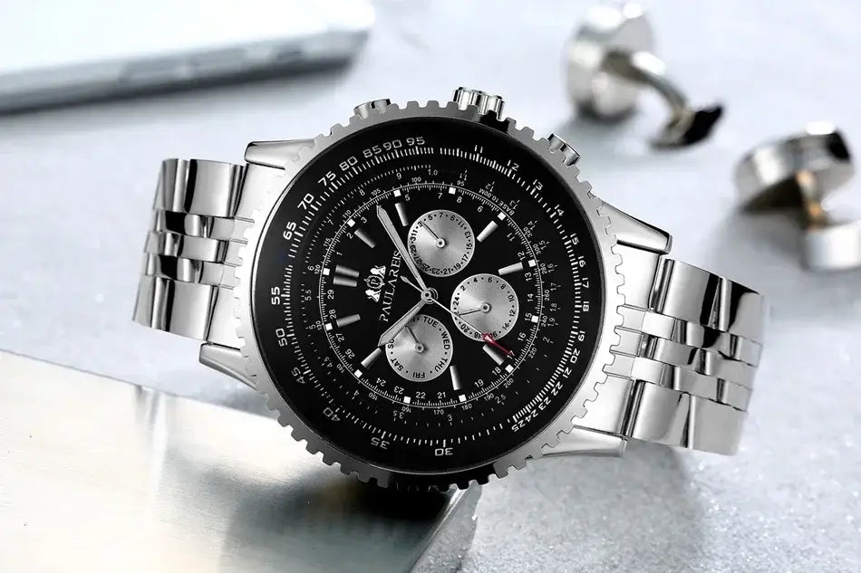 Silberfarbene automatische mechanische Herrenuhr aus Edelstahl mit blauem Zifferblatt, schwarzem Chronographenzifferblatt, drei Hilfszifferblättern und strukturierter Lünette.