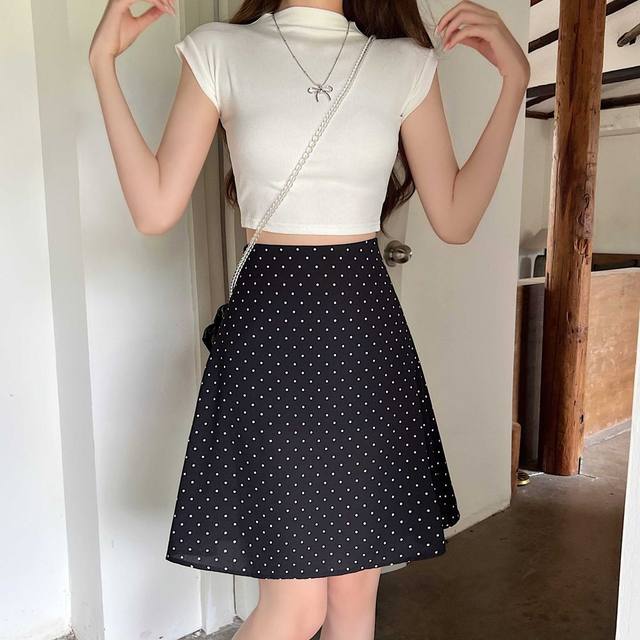 Falda midi línea A negra con lunares blancos y abertura lateral en tejido ligero para uso casual