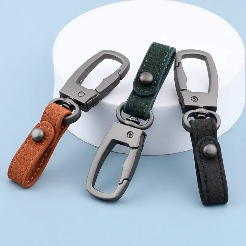 Leder-Schlüsselanhänger im 3er-Set mit Metall-Karabinerhaken und Lederriemen in Braun, Grün und Schwarz zur Organisation von Autotasten.