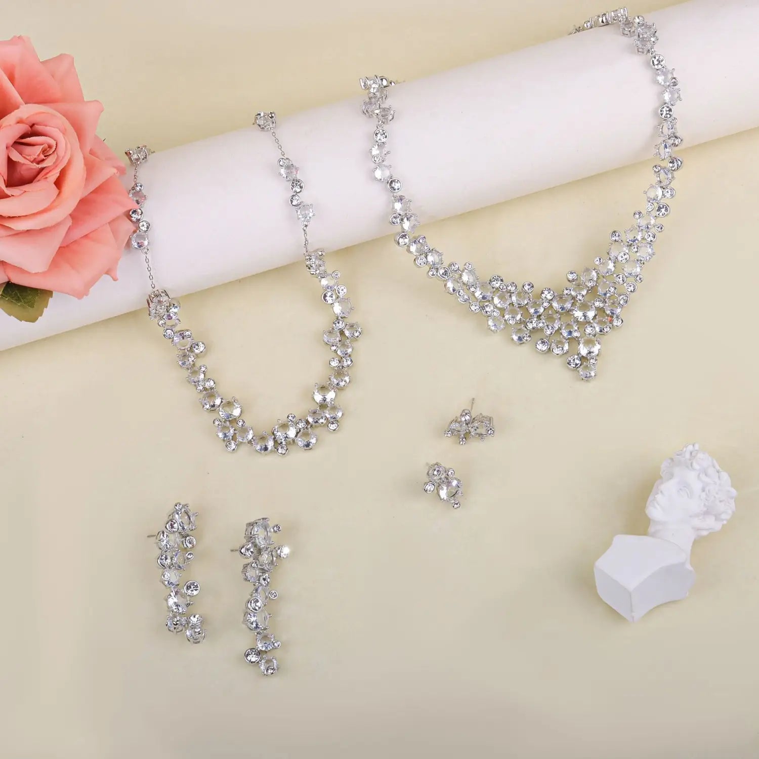 Ensemble de bijoux de mariage en cristal, collier en argent et boucles d’oreilles, présentant un collier en cristal argenté étincelant avec un motif en cascade de strass.