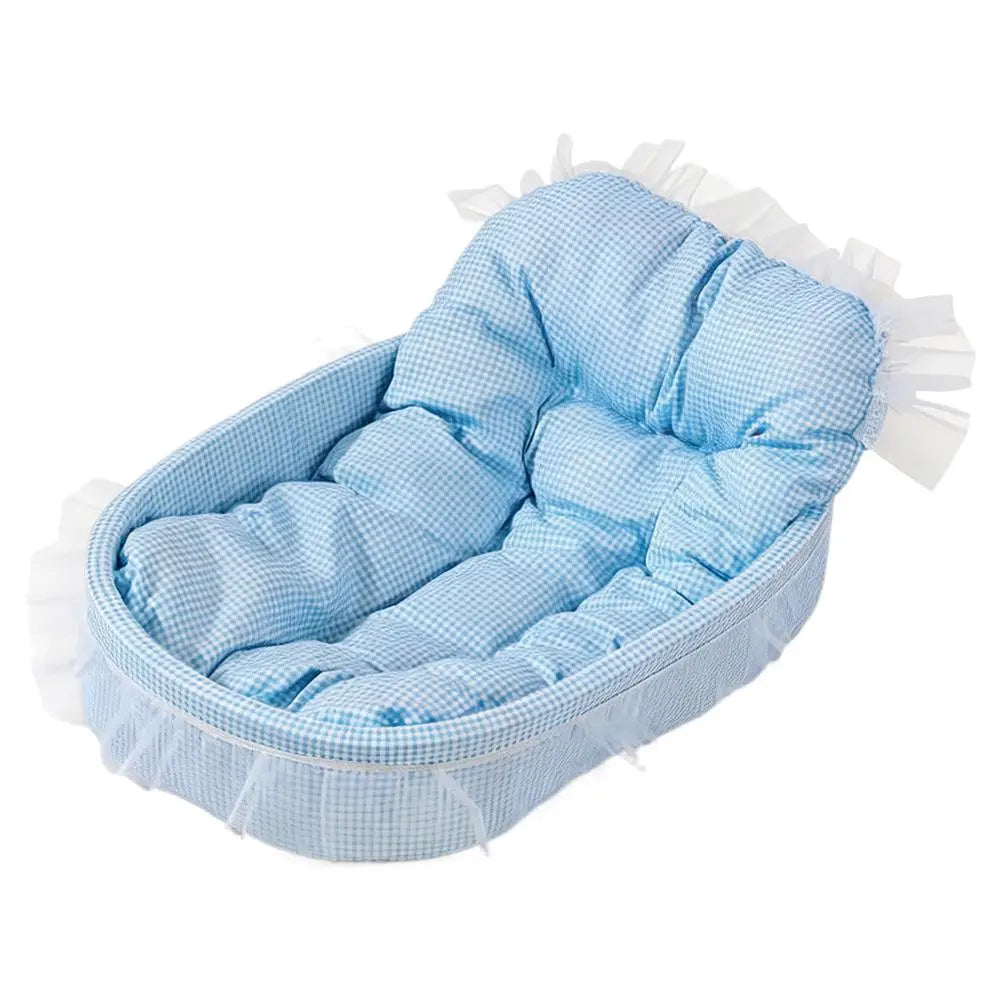 Cama para mascotas de tela de pata de gallo azul claro con ribete blanco fruncido, diseñada como cojín de estilo moisés para perros pequeños